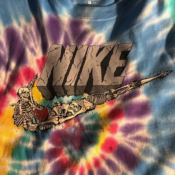 Nikes M smalll short sleeved tie-dye - Picture 2 of 3